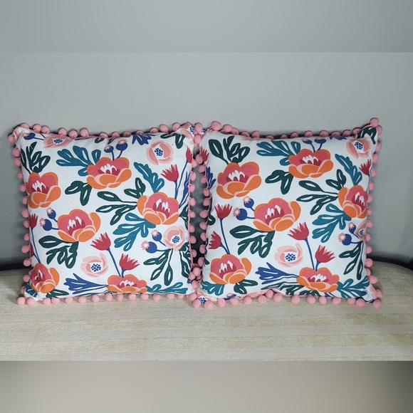 Target Bullseye Pillow Set 14 X 14 EUC - Picture 3 of 6